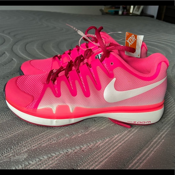 hot pink nike shoes womens